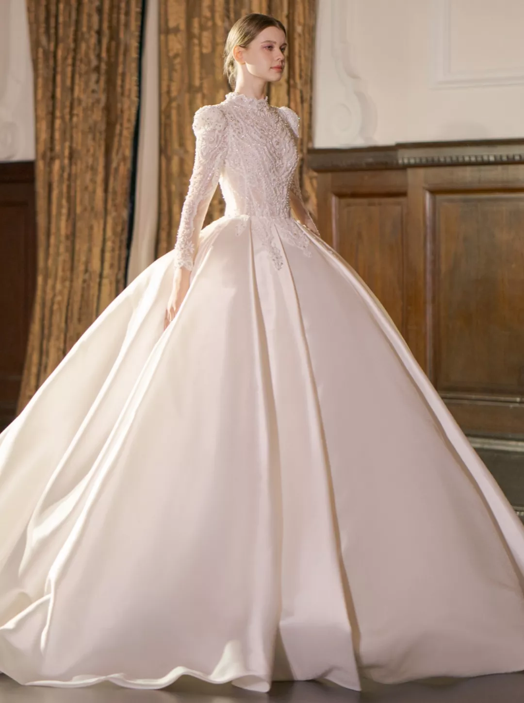 V-neck wedding dress
