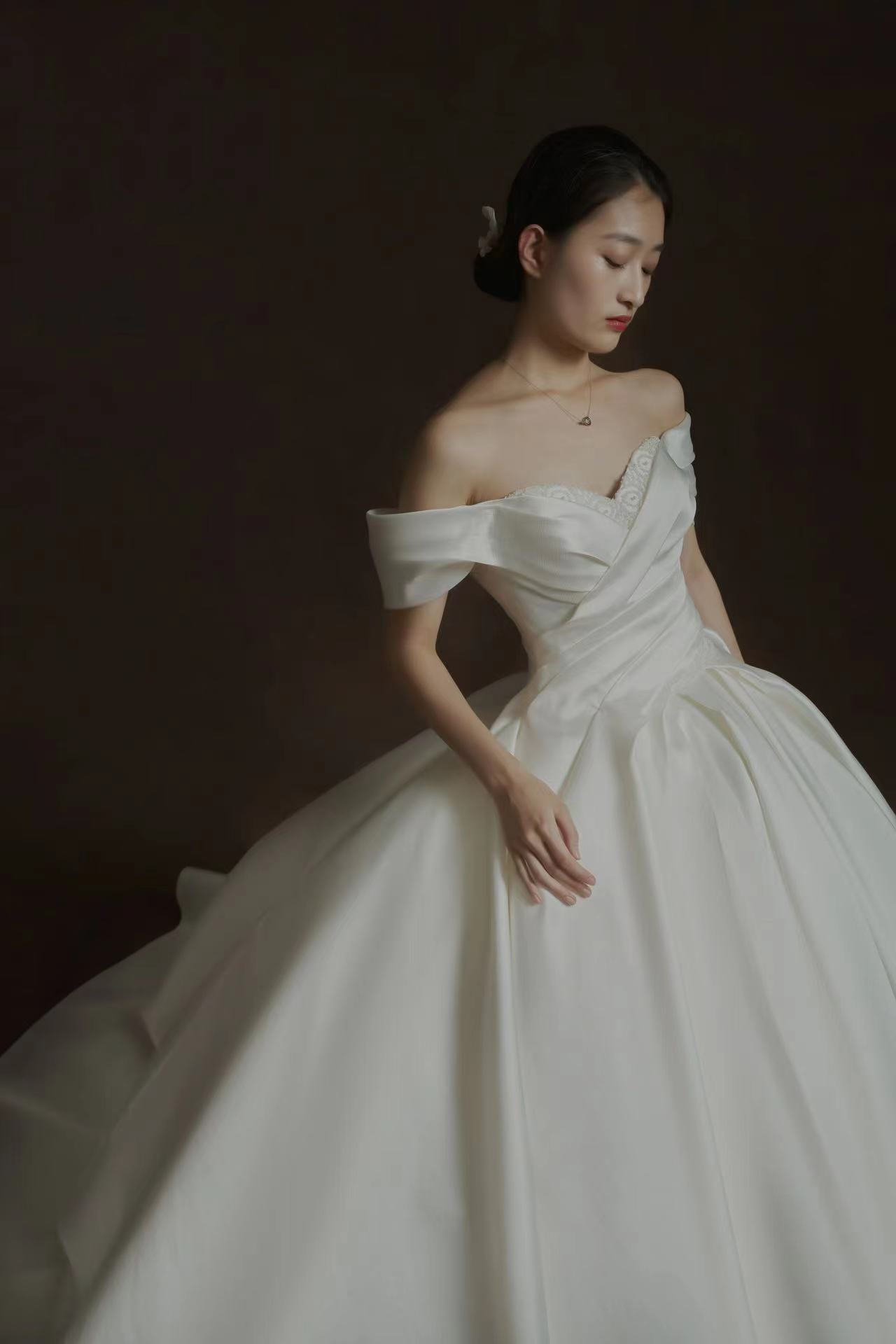 Fashionable wedding gown