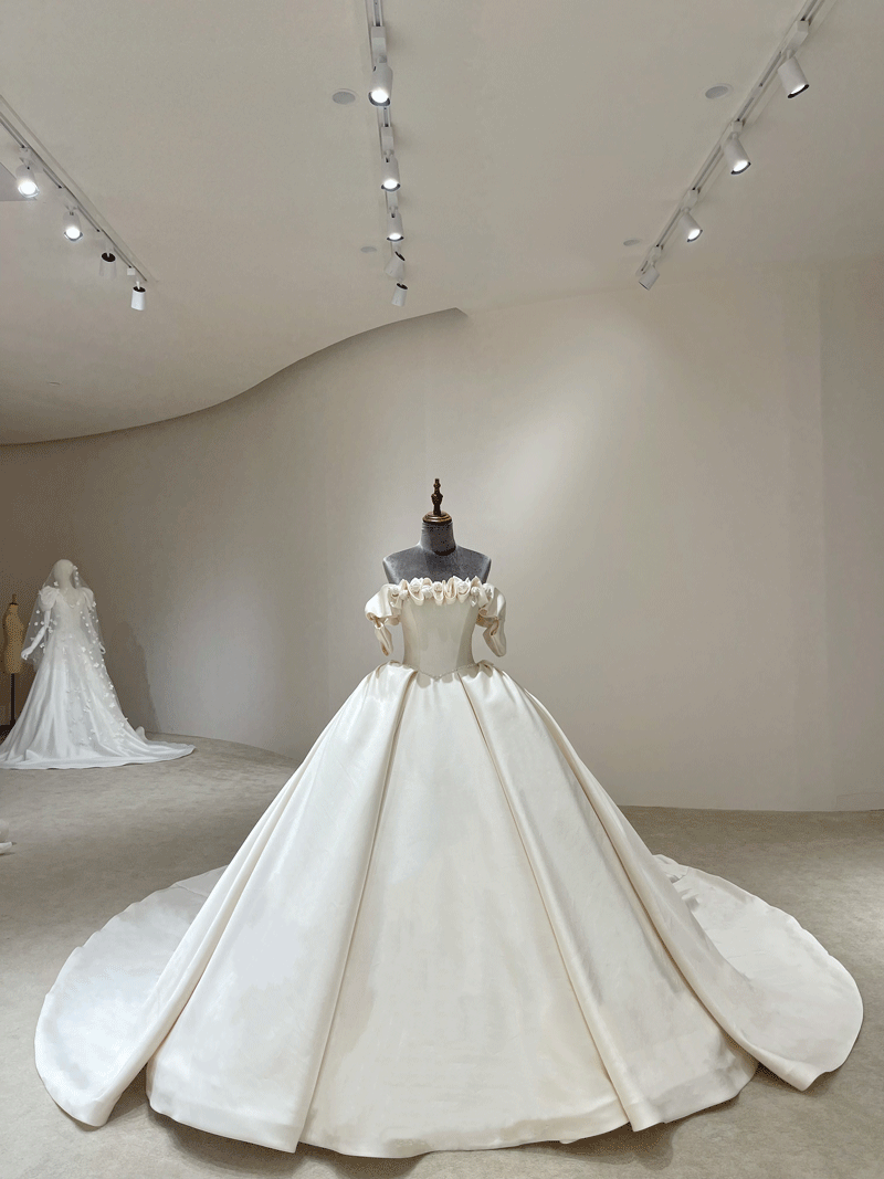 off shoudlerwedding dress